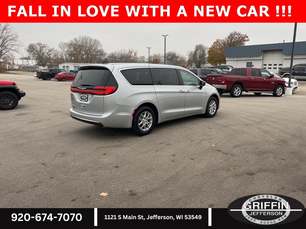 2026 Chrysler Pacifica Select