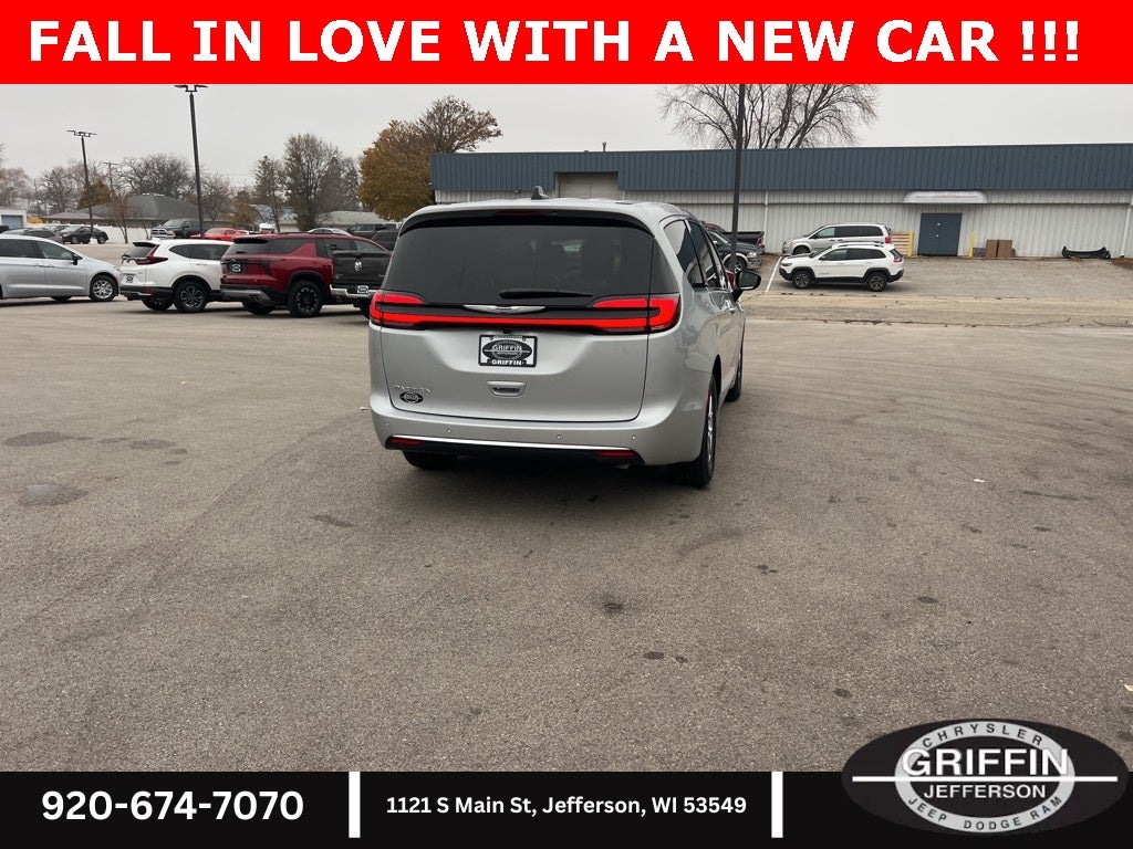 2026 Chrysler Pacifica Select