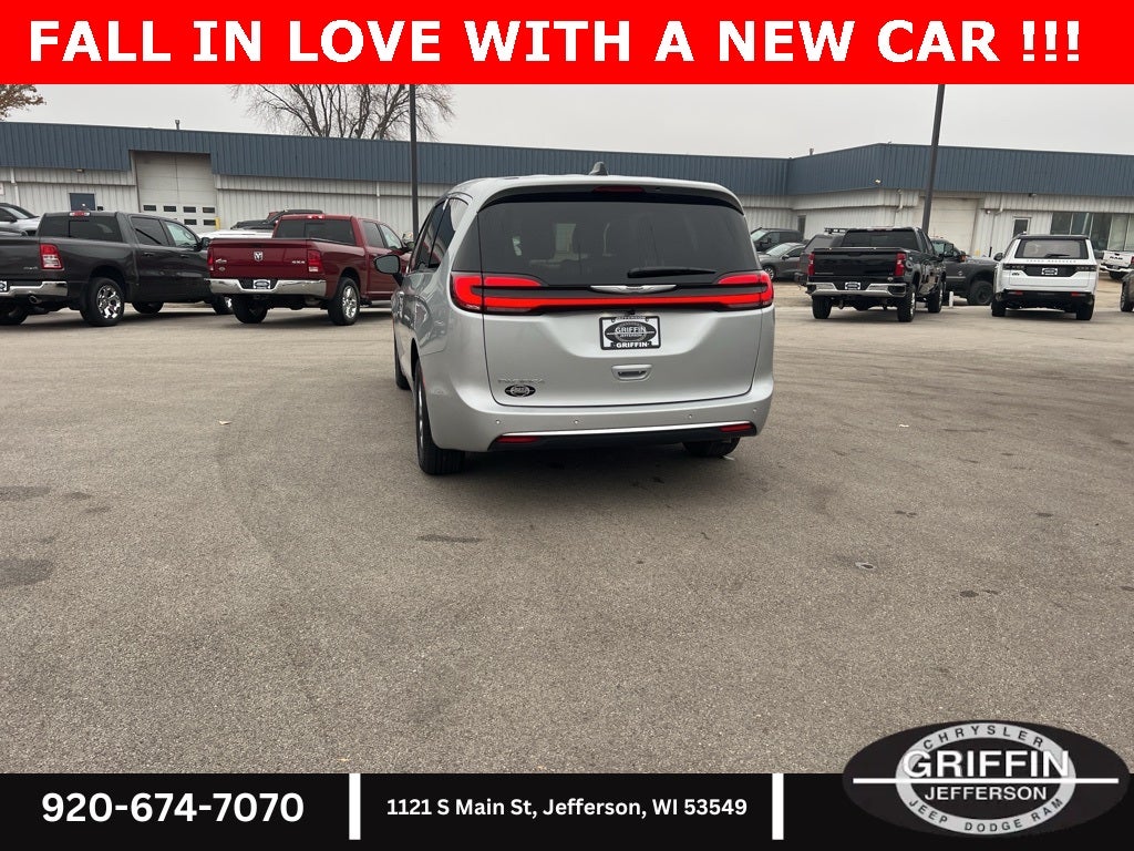 2026 Chrysler Pacifica Select