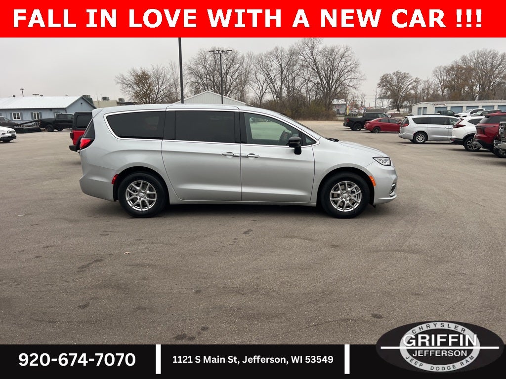 2026 Chrysler Pacifica Select