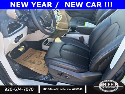 2024 Chrysler Pacifica Select