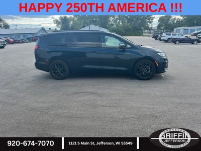2023 Chrysler Pacifica Touring L "S" AWD !!!