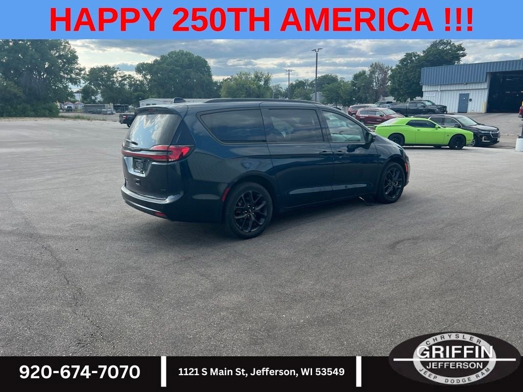 2023 Chrysler Pacifica Touring L "S" AWD !!!