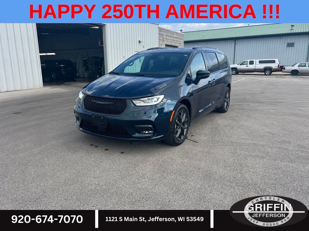 2023 Chrysler Pacifica Touring L "S" AWD !!!