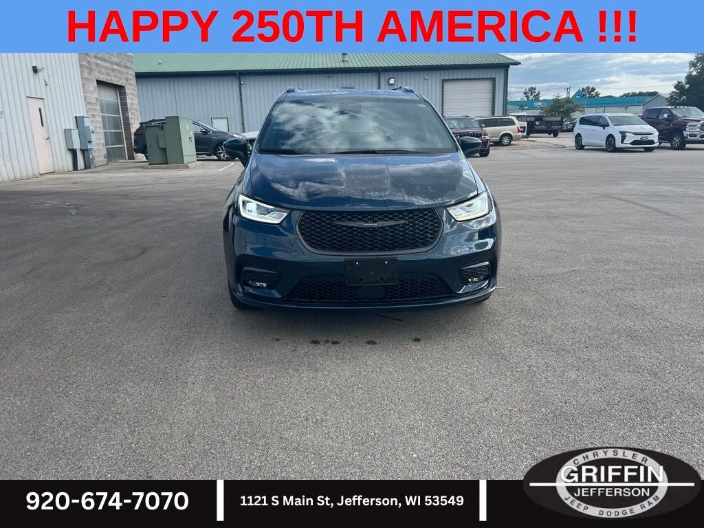 2023 Chrysler Pacifica Touring L "S" AWD !!!