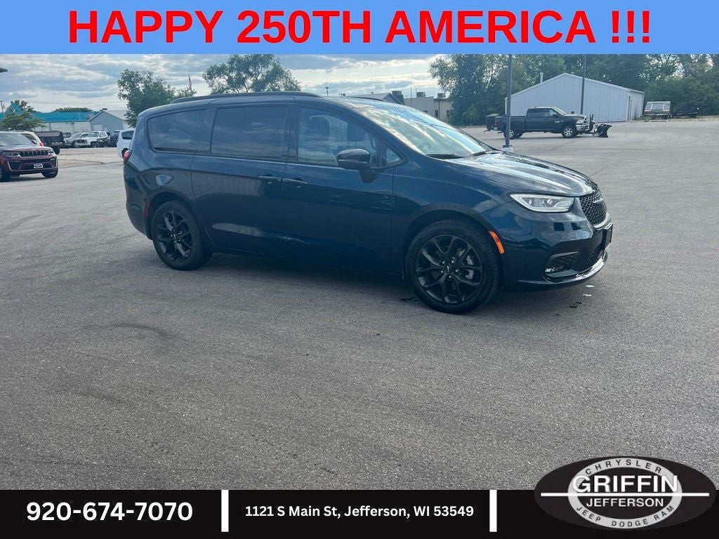 2023 Chrysler Pacifica Touring L "S" AWD !!!