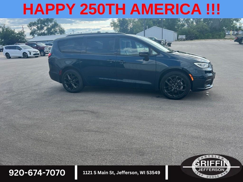 2023 Chrysler Pacifica Touring L "S" AWD !!!