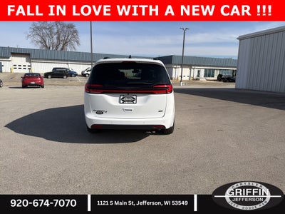 2026 Chrysler Pacifica Select