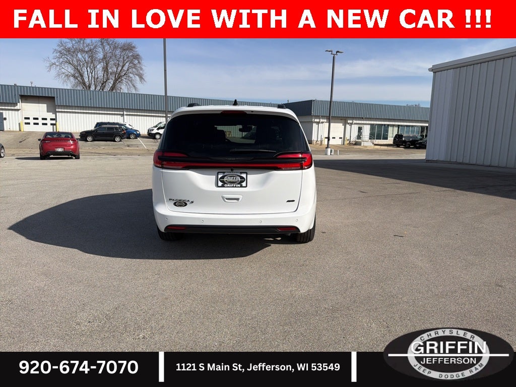 2026 Chrysler Pacifica Select