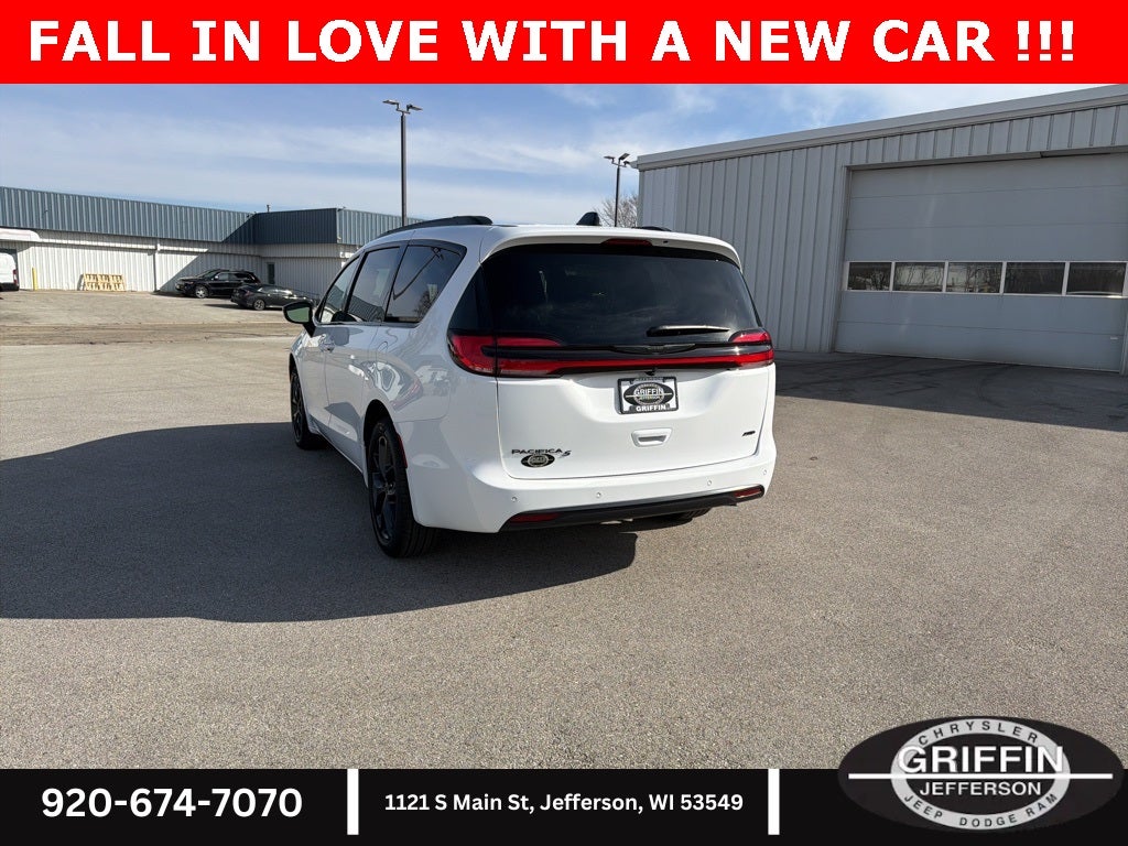 2026 Chrysler Pacifica Select