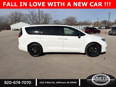 2026 Chrysler Pacifica Select