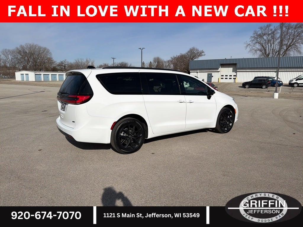 2026 Chrysler Pacifica Select