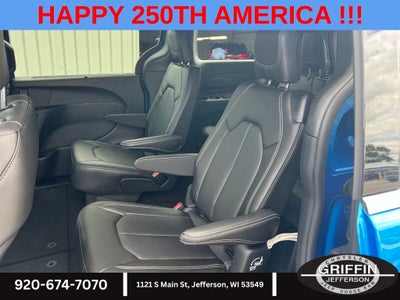 2027 Chrysler Pacifica Select AWD !!!