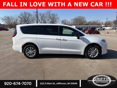 2026 Chrysler Pacifica Select