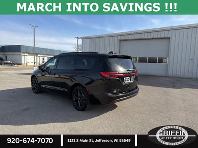 2026 Chrysler Pacifica Select