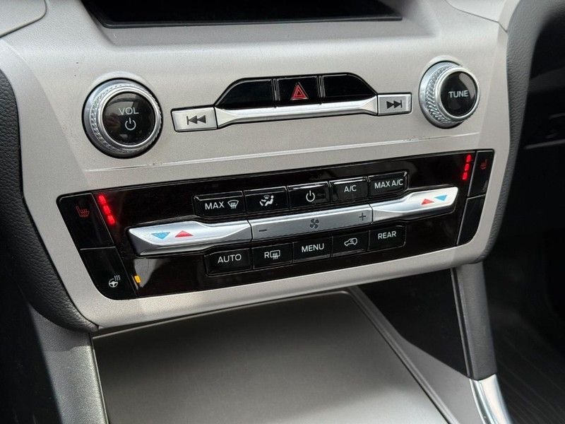 2023 Ford Explorer XLT Certified Near Janesville