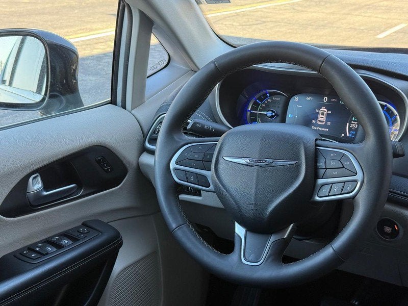 2024 Chrysler Pacifica Hybrid Select PHEV Certified Hybrid Near Madison