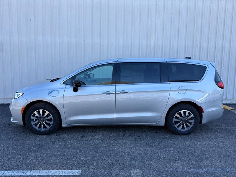 2024 Chrysler Pacifica Hybrid Select PHEV Certified Hybrid Near Madison